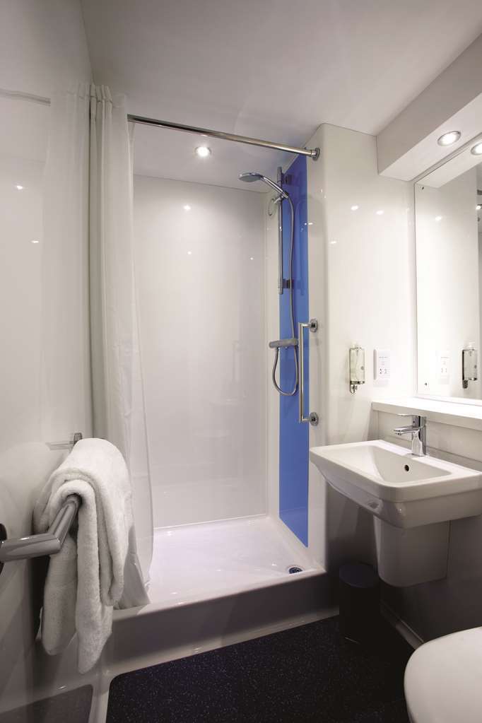 Travelodge كيلتنهام الغرفة الصورة