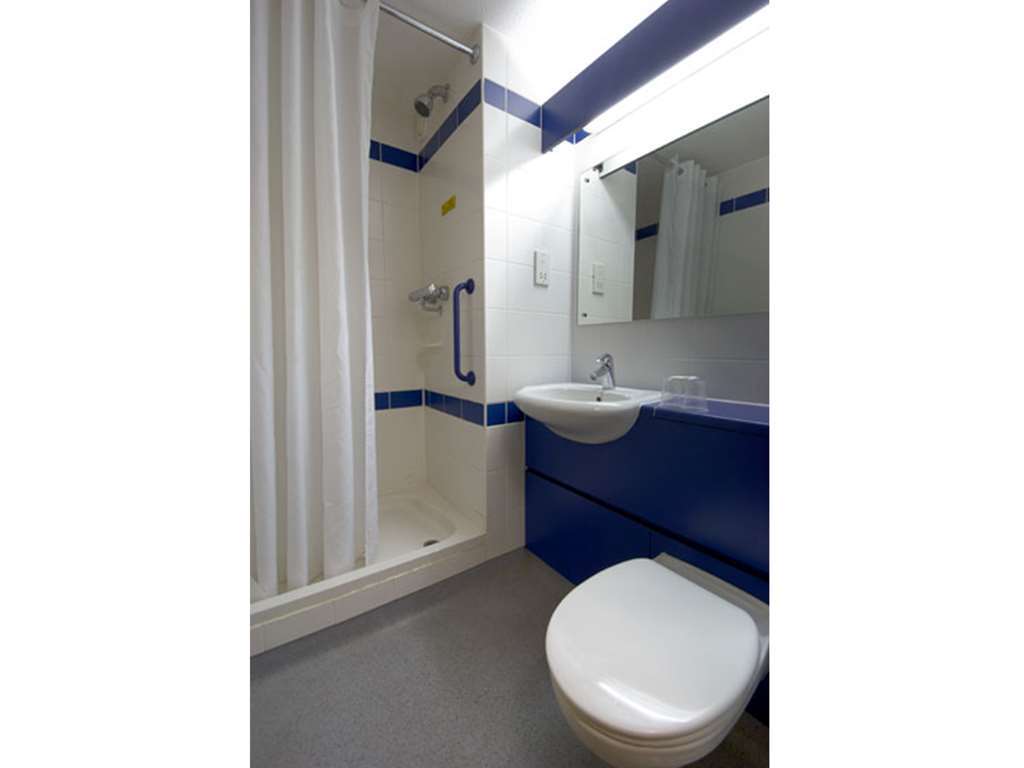Travelodge كيلتنهام الغرفة الصورة